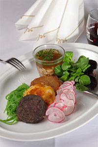 Schwäbische Leckerreien mit Blutwurst, Kalbskopf, gebratenem Kartoffelsalat und Kalbsleberspätzlessuppe